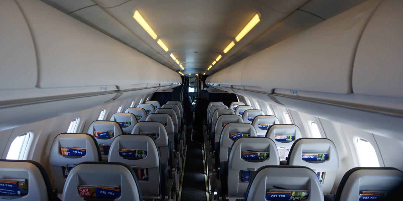 CRJ-700-interior